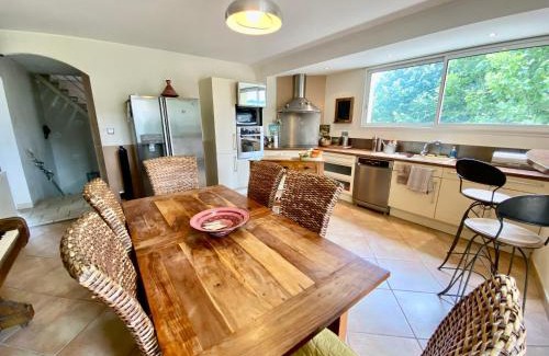 Alba-la-Romaine Casa | Maison 6p, 3ch, piscine, jacuzzi, cuisine d'été, jardin clos