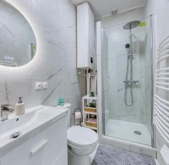 La Courneuve Casa | Maison 8 personnes - Parking - Métro 7 et Rer B à 6 minutes