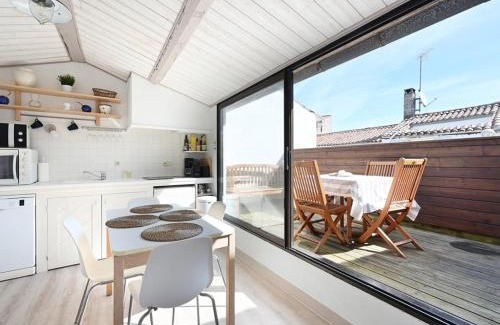 Les Portes-en-Re Casa | Maison ancienne au cœur du village des Portes-en-Ré avec terrasse et 2 chambres - FR-1-434-94