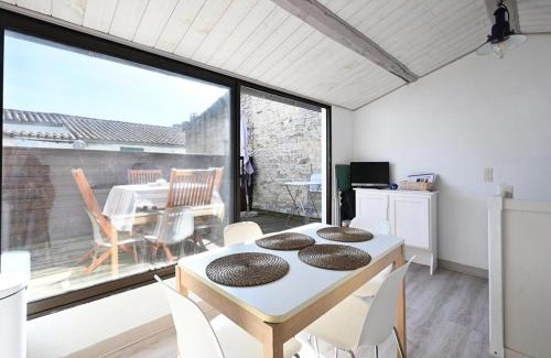 Les Portes-en-Re Casa | Maison ancienne au cœur du village des Portes-en-Ré avec terrasse et 2 chambres - FR-1-434-94