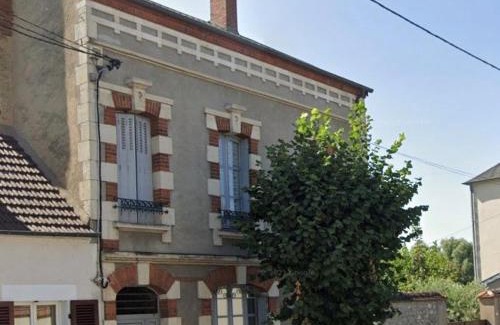 Bonny-sur-Loire Casa | Maison années 30 avec jardin, piscine, proximité Loire, 4 chambres, vélos, idéale familles/amis - FR-1-590-261