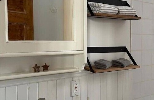 Val David Apartamento | Maison Anthime-Ménard**Cozy and bright apartment in the heart of Val David**