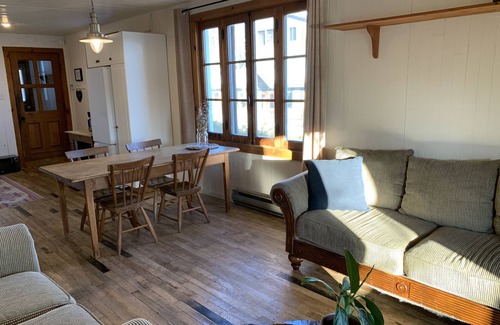 Val David Apartamento | Maison Anthime-Ménard**Cozy and bright apartment in the heart of Val David**