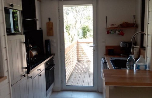 Mur-de-Bretagne Casa | Maison Atypique Avec Terrasse, Jardin et Garage en Plein Centre Village