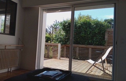 Mur-de-Bretagne Casa | Maison Atypique Avec Terrasse, Jardin et Garage en Plein Centre Village