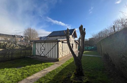 Amiens Casa | Maison au calme au pied du parc Saint Pierre, proche cathédrale, hortillonnages et gare