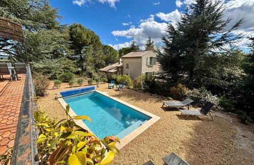Saint-Saturnin-les-Apt Casa | Maison avec piscine chauffée, centre village