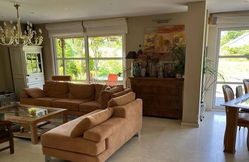 Couvin Casa | Maison Avec Grand Jardin et Jacuzzi, Proche de la Forêt