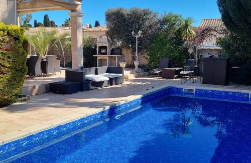 Meze Casa | Maison Avec Terrain et Piscine à 10 Minutes à Pieds de la Plage et Centre Ville