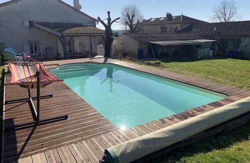 Aunac-sur-Charente Casa | Maison charentaise avec piscine chauffée, jardin privé et proche commerces, idéale pour couples - FR-1-653-228