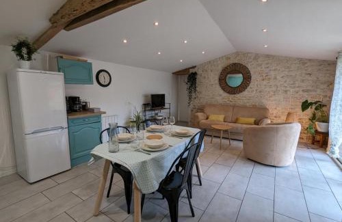 Aunac-sur-Charente Casa | Maison charentaise avec piscine chauffée, jardin privé et proche commerces, idéale pour couples - FR-1-653-228