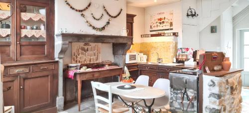 Mauzun Casa | Maison charmante à Mauzun avec jardin et patio fleuri