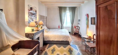 Mauzun Casa | Maison charmante à Mauzun avec jardin et patio fleuri