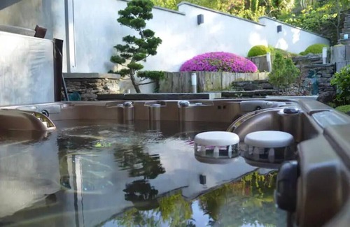 Saint-James Casa | Maison Contemporaine Well-being Jacuzzi Hammam and Immersive Art in a Zen setting