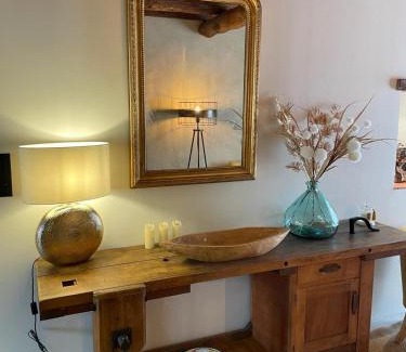 Aigues-Mortes Medieval City Casa | Maison cosy, 2 chambres, adossée aux remparts