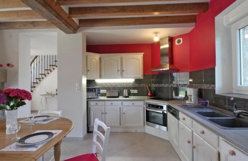 Saint-Denis-de-Villenette Casa | Maison de charme avec grand jardin, 4 chambres, 3 salles de bain, garage, WiFi, cheminée et terrasse - FR-1-497-115