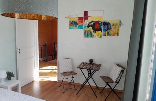 Villeneuve-les-Beziers Casa | Maison dans village du sud