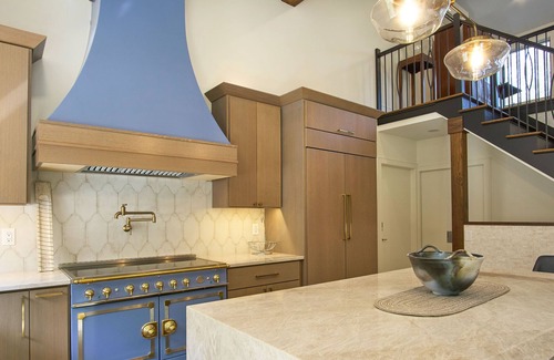State College Casa | MAISON de BLUE et BLANC, Luxury Renovated Home, Close to Beaver Stadium.