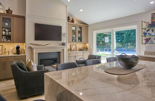 State College Casa | MAISON de BLUE et BLANC, Luxury Renovated Home, Close to Beaver Stadium.