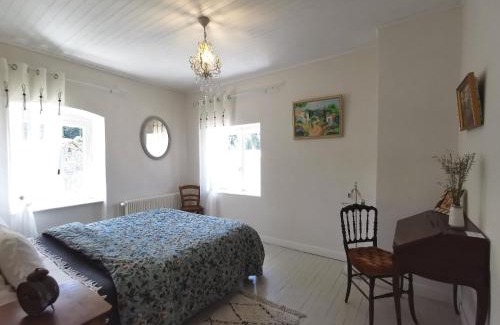 Sembadel Cama Y Desayuno | Maison de campagne paisible avec terrasse et animaux admis - FR-1-582-505
