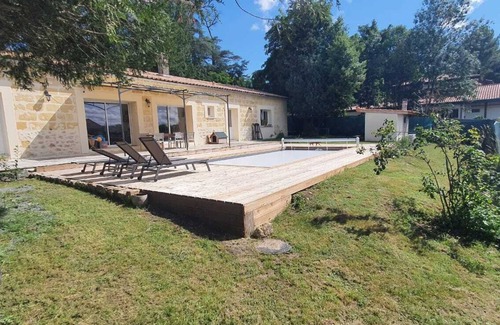 Quinsac Casa | Maison de Charme Piscine 4 Chambres au Centre du Bourg
