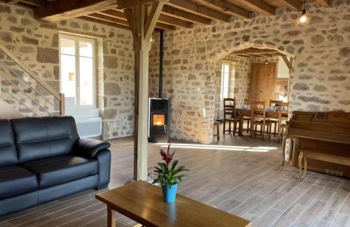 Ygrande Casa | Maison de ferme rénovée 18ème avec jardin, cheminée, Wi-Fi et parking - FR-1-489-433