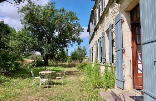 Saint-Saturnin-du-Bois Casa | MAISON DE CAMPAGNE - Calme & Confort - Jardin Barbecue - Parking et Wifi Gratuit - ESPACE ET DETENTE - Idéal FAMILLE