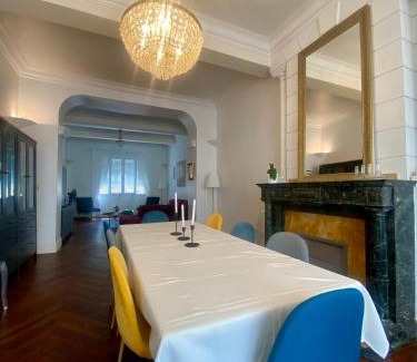 Castelnaudary Casa | Maison de Maître L Oustal des Halles avec salle de cinéma, billard & Jacuzzi