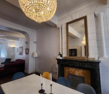Castelnaudary Casa | Maison de Maître L Oustal des Halles avec salle de cinéma, billard & Jacuzzi