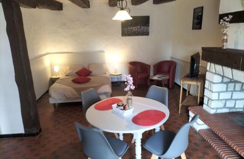 Migne Casa | Maison de plain-pied au bord d'un étang en Berry, avec services inclus et garage pour vélos/motos - FR-1-591-353