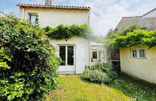 Fouras Casa | Maison de vacances familiale au centre de Fouras avec jardin clos - FR-1-709-100