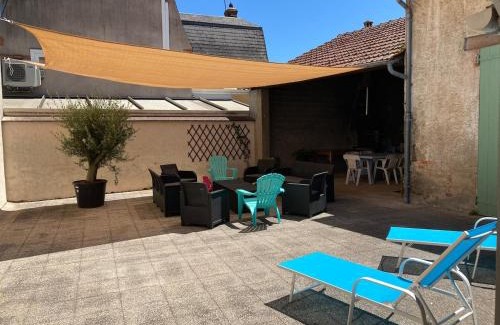 Dompierre-sur-Besbre Apartamento | Maison de ville 13 couchages à 5 minutes du Pal