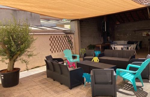 Dompierre-sur-Besbre Apartamento | Maison de ville 13 couchages à 5 minutes du Pal