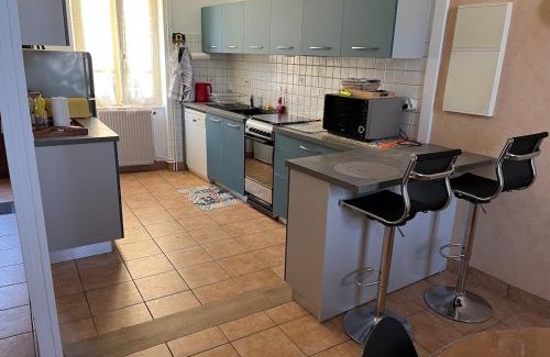Dompierre-sur-Besbre Apartamento | Maison de ville 13 couchages à 5 minutes du Pal