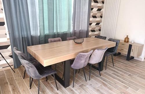 Cote Ouest Ormeaux Casa | Maison de ville avec extérieur au calme.