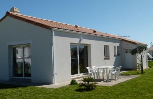 Longeville-sur-Mer Casa | Maison Familiale à Longeville-sur-Mer, Proche Plage et Commerces, Terrasse et Jardin Clôturé - FR-1-336-78