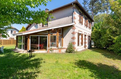 Parentis-en-Born Casa | Maison familiale, 15 pers., jardin privé, proche centre et lac, à 25 min de l'océan - FR-1-319-472