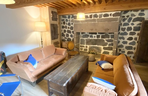 Vergezac Otro | Maison Forte du XVI -ème Siècle Entre les Gorges de la Loire et Allier