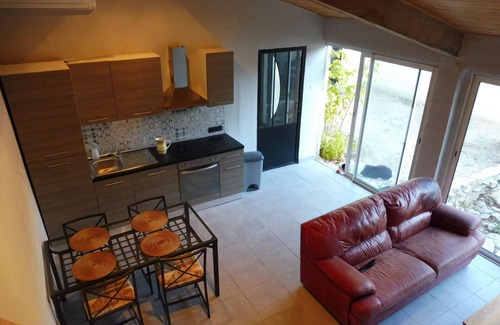 Entraigues-sur-la-Sorgue Apartamento | Casita, aire acondicionado con estacionamiento y patio