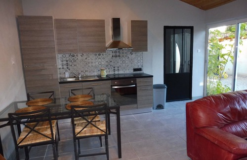 Entraigues-sur-la-Sorgue Apartamento | Casita, aire acondicionado con estacionamiento y patio