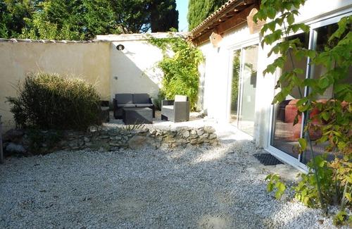 Entraigues-sur-la-Sorgue Apartamento | Casita, aire acondicionado con estacionamiento y patio