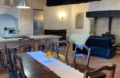Saint-Antonin Noble Val Apartamento | Maison du Roy -Upper Chambers . JULY and AUGUST is AVAILABLE!