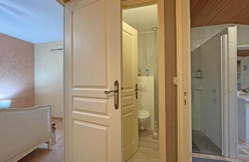Saint-Mars-d'Egrenne Casa | Maison granit avec jardin privatif, plain-pied, 2 chambres, tout inclus, proche loisirs et nature - FR-1-497-190
