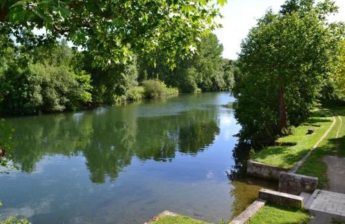 Gondeville Apartamento | Maison lumineuse avec cuisine équipée, 3 chambres avec SDE & WC privatifs, garage et Wifi - Jarnac - FR-1-653-246