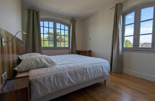 Gondeville Apartamento | Maison lumineuse avec cuisine équipée, 3 chambres avec SDE & WC privatifs, garage et Wifi - Jarnac - FR-1-653-246