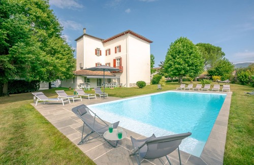 Cambo-les-Bains Casa | Maison Luroa, The Basque soul in the heart of the ocean and the mountains