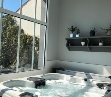 Lagord Cama Y Desayuno | Maison M, chambre privée accès jardin piscine et jacuzzi près de La Rochelle