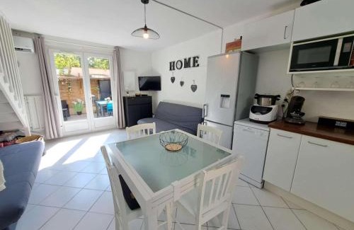 Marseillan Plage Apartamento | Maison mitoyenne climatisée 7 pers. avec piscine et parking à Marseillan-Plage - FR-1-326-848