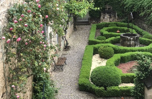 Champlitte Casa | Maison Monument Historique et son Jardin de Buis Taillés