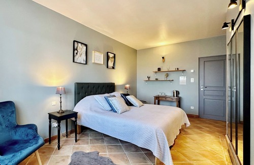 La Fagette Cama Y Desayuno | Maison Oléa - "Élégance" guest room overlooking the Vézère valley.